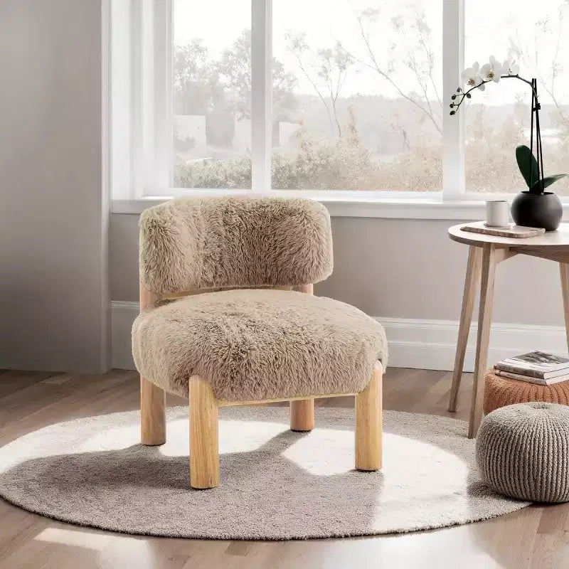 Poltrona decorativa senza braccioli in ecopelliccia beige/cammello, gambe in legno, 1 posto