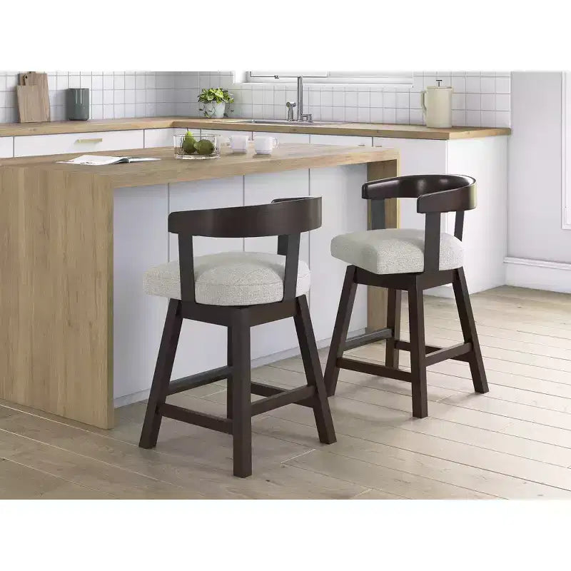 Set di 2 sgabelli da bar girevoli imbottiti grigi con struttura in legno marrone scuro