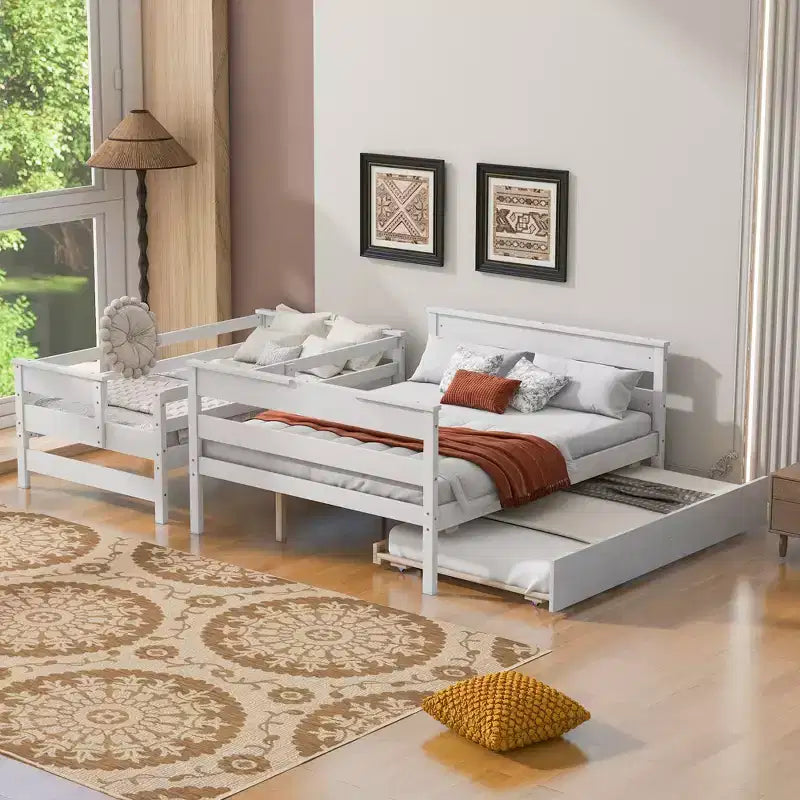 Letto a castello bianco con letto a una piazza e mezza superiore e letto matrimoniale inferiore, con letto estraibile, per 3 persone