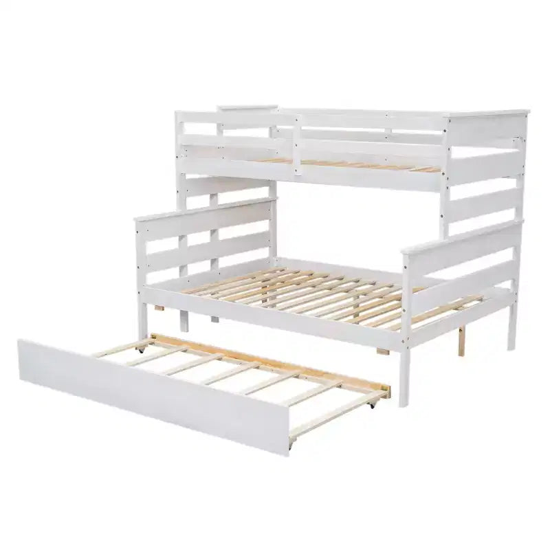 Letto a castello bianco con letto a una piazza e mezza superiore e letto matrimoniale inferiore, con letto estraibile, per 3 persone