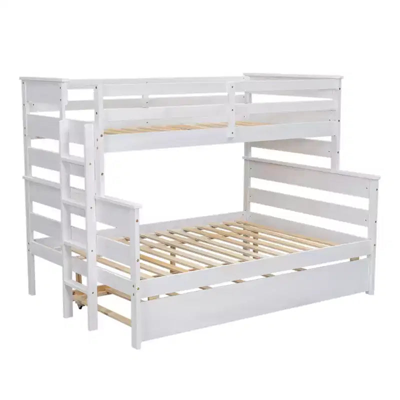 Letto a castello bianco con letto a una piazza e mezza superiore e letto matrimoniale inferiore, con letto estraibile, per 3 persone